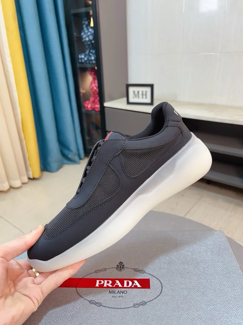 Men's shoes 💰420🌹🌹Prada is a luxurious and fashionable high-end product ✊🔥The perfect last shape and top-notch handcrafting make this shoe immediately create a strong aristocratic atmosphere. Imported first-layer cowhide with brogue carving crafts💋Genuine leather lining🎶Rubber combination outsole specially imported from France for leather shoes😍Color: Mysterious Black☕️Size 38～44